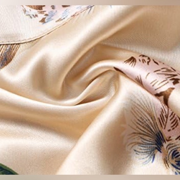 Valennia Kimono Robe,Belted, Excellent Condition, Champagne Feather, Size Med - Picture 6 of 8